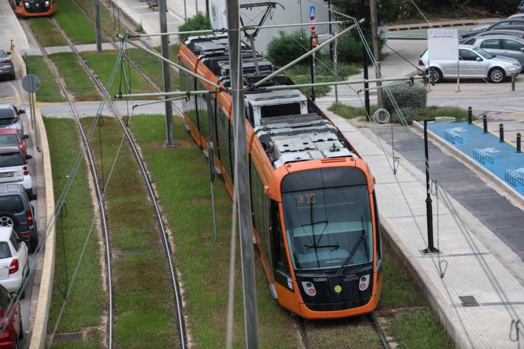 Συναγερμός στη Γλυφάδα – Τραμ παρέσυρε ανήλικο