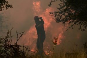 Εφιάλτης για τρίτη ημέρα στο Ξυλόκαστρο: Ανεξέλεγκτη η φωτιά &#8211; Μάχη με τις αναζωπυρώσεις (Videos)