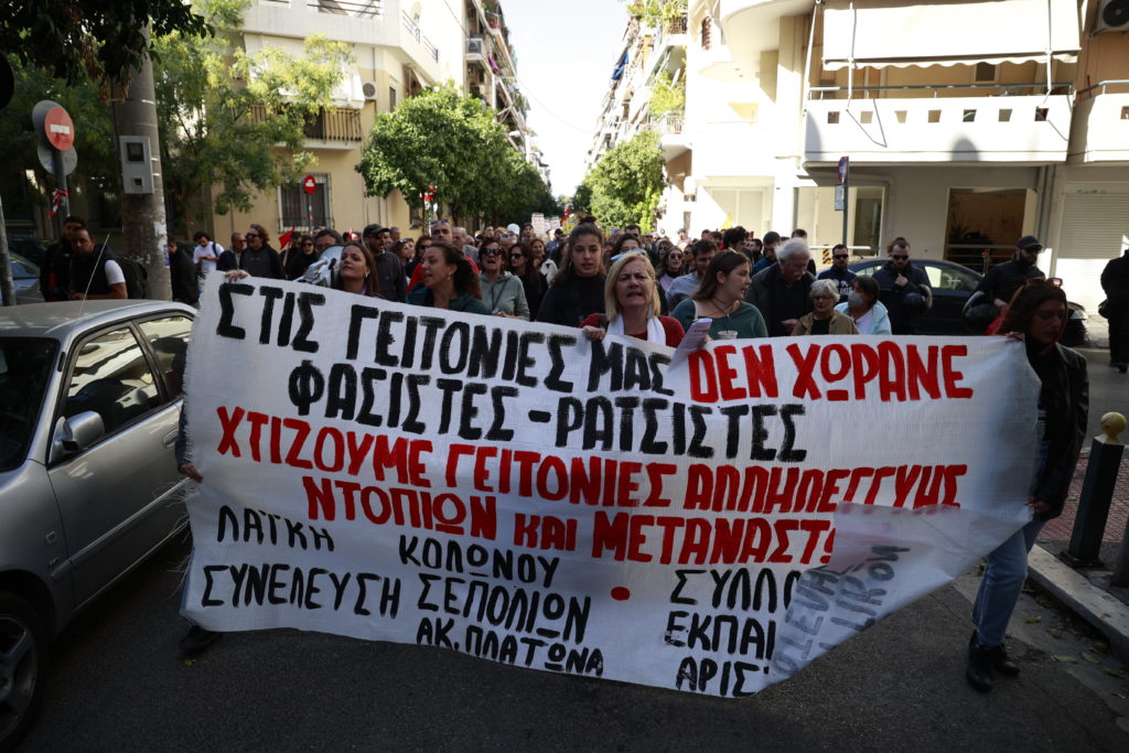 «Ζούμε μαζί, δουλεύουμε μαζί, ντόπιοι – μετανάστες τσακίστε τους ναζί»: Αντιφασιστική πορεία στα Σεπόλια