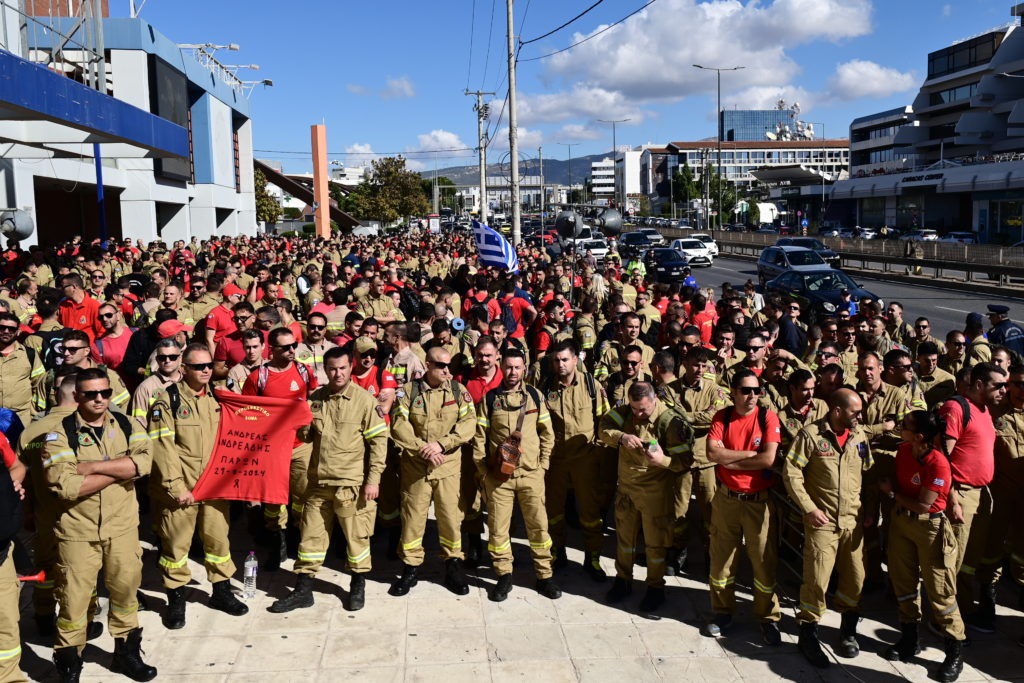 Εποχικοί πυροσβέστες: Συγκέντρωση έξω από το υπουργείο Πολιτικής Προστασίας – Ζητούν να καλυφθούν τα 4.000 οργανικά κενά (Photos)