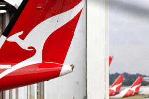 Qantas Airways: Τεχνικό πρόβλημα «ανάγκασε» επιβάτες να δουν&#8230; ερωτική ταινία &#8211; «Δεν χαμήλωνε, ούτε έκλεινε η οθόνη» (Photo)