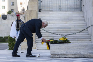 «Αιφνιδιασμό» είδαν τα γερμανικά ΜΜΕ στις υπενθυμίσεις για τις πολεμικές επανορθώσεις που άκουσε ο Σταϊνμάιερ στην Ελλάδα