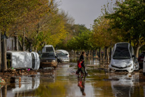 Φονικές πλημμύρες στην Ισπανία: Σοκαριστικό βίντεο με γυναίκα που παρασύρεται από τα ορμητικά νερά &#8211; Τουλάχιστον 81 νεκροί (Photos &#8211; Videos)