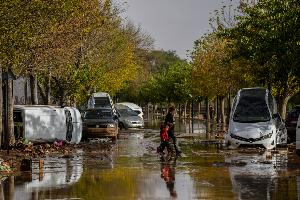 Φονικές πλημμύρες στην Ισπανία: Σοκαριστικό βίντεο με γυναίκα που παρασύρεται από τα ορμητικά νερά – Τουλάχιστον 95 νεκροί (Photos – Videos)