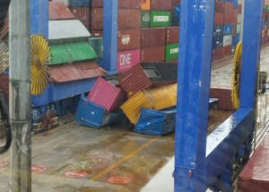 COSCO: Νέα πτώση containers στους προβλήτες του Πειραιά &#8211; Tι καταγγέλλει η ΕΝΕΔΕΠ  (Photos)