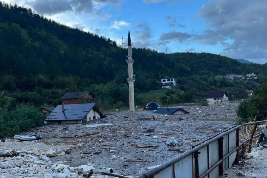 Βοσνία: 16 νεκροί από πλημμύρες και κατολισθήσεις – Μεγάλες οι καταστροφές (Video-Photos)