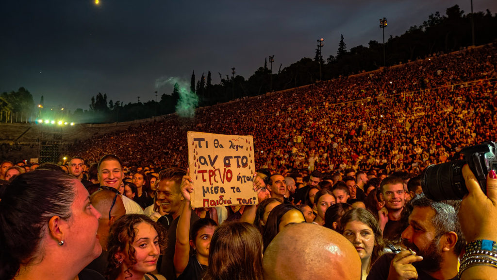 Τέμπη: Τα συγκλονιστικά μηνύματα της συναυλίας- «Τι θα έλεγαν αν στο τρένο ήταν τα παιδιά τους; – Τα κέρδη τους ή οι ζωές μας» (Photos)