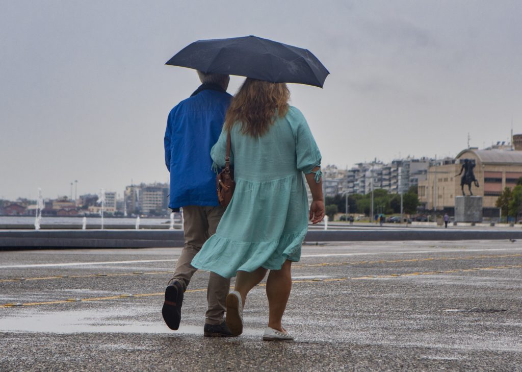 Καιρός: Συνεχίζονται οι βροχές και καταιγίδες σε πολλές περιοχές – Πότε προβλέπεται βελτίωση