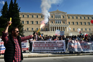 «Δωρεάν Παιδεία» φώναξαν χιλιάδες εκπαιδευτικοί που συμμετείχαν στην απεργία και τη διαδήλωση της Αθήνας (Video-Photos)