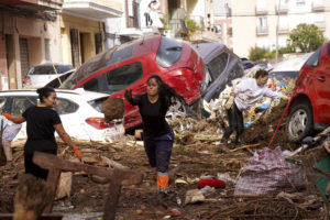 Πλημμύρες Ισπανία: Τουλάχιστον 70 οι νεκροί &#8211; Χάος, θρήνος και δραματικές εκκλήσεις για αγνοούμενους στη Βαλένθια (Photos-Videos)