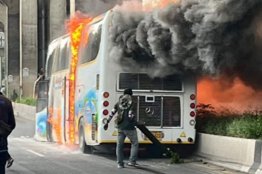 Ταϊλάνδη: Φωτιά σε σχολικό λεωφορείο με 44 επιβάτες – Αναφορές για πολλούς νεκρούς (Video)