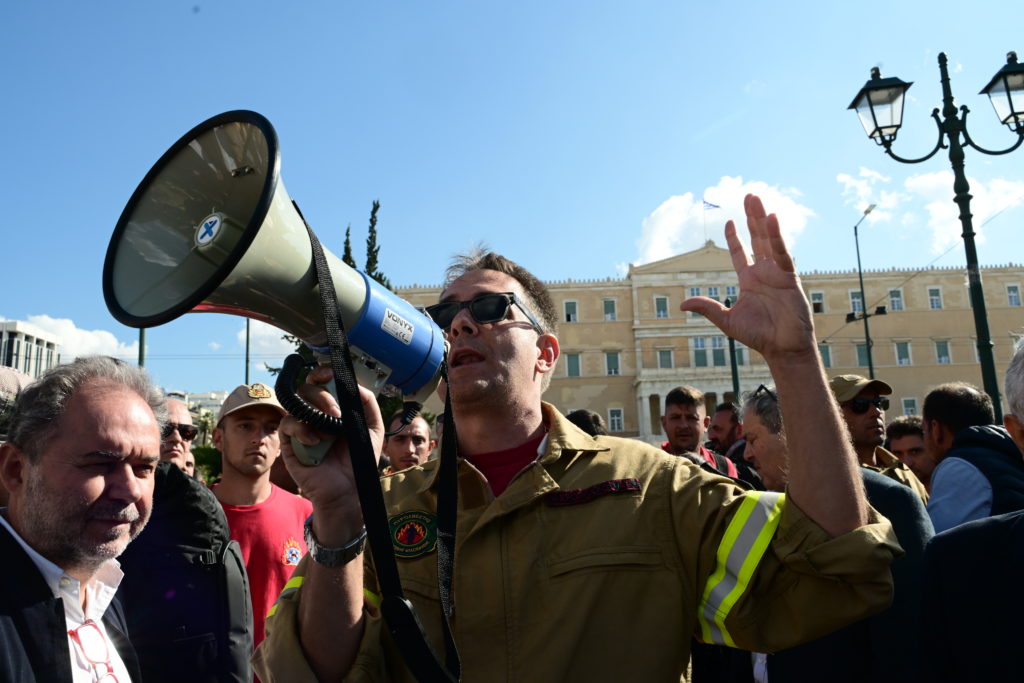 ΠΑΣΟΚ: Γυρνά την πλάτη στους εποχικούς πυροσβέστες;