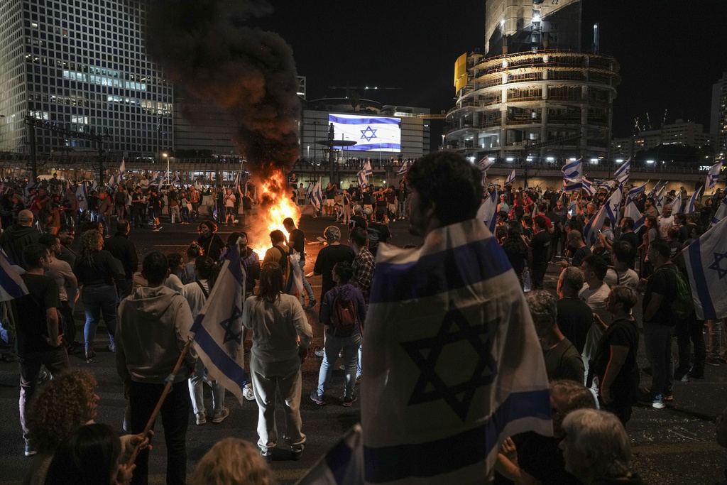 Οργή στο Ισραήλ για την καρατόμηση του Γκάλαντ: Δεκάδες χιλιάδες στους δρόμους – Διαδηλώσεις κατά Νετανιάχου