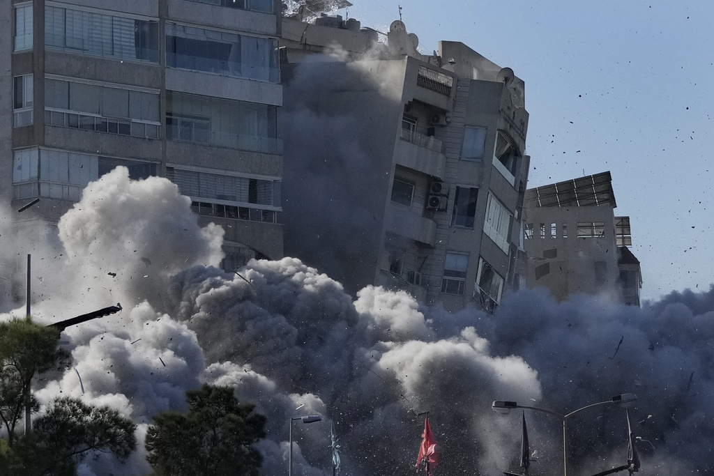 Λίβανος: Ισραηλινό βλήμα ισοπεδώνει σε λίγα δευτερόλεπτα πολυκατοικία στη Βηρυτό (Videos)