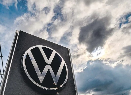 Τα σύννεφα στη Volkswagen φέρνουν απεργιακό ράλι στη Γερμανία