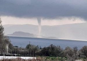 Εντυπωσιακός υδροστρόβιλος ανοιχτά των Αγίων Θεοδώρων &#8211; Τι προκαλεί το φυσικό φαινόμενο (Photos-Video)