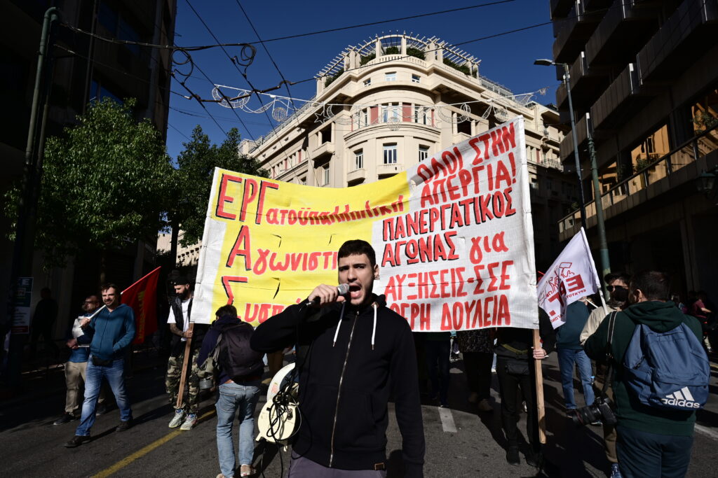 Απεργία: «Εργασία και ζωή με δικαιώματα» – Βροντερό «παρών» από χιλιάδες πολίτες στις απεργιακές κινητοποιήσεις (Photos)