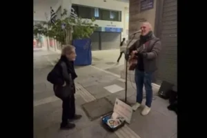 Σταύρος Ξαρχάκος: Η συγκινητική συνάντηση του με πλανόδιο μουσικό