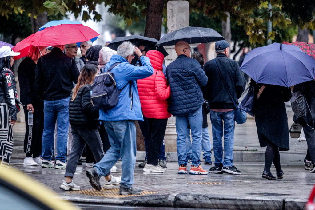 Καιρός: Νέα επιδείνωση τις επόμενες ώρες – Καταιγίδες και πτώση της θερμοκρασίας (LIVE)