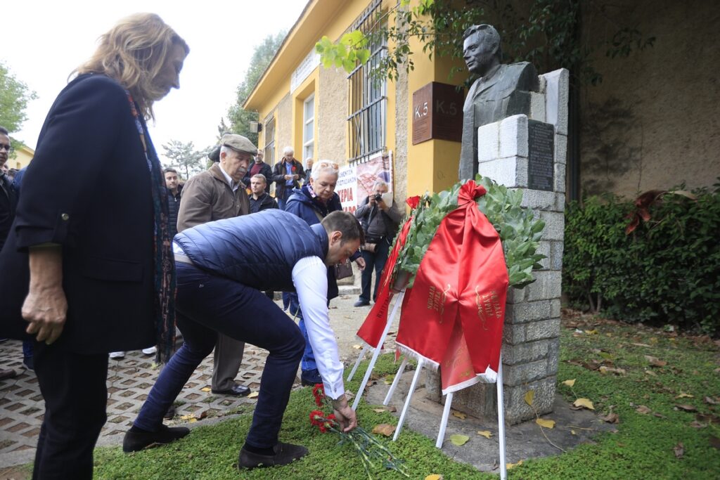 Στέφανος Κασσελάκης: Κατέθεσε στεφάνι στο μνημείο ΕΑΤ-ΕΣΑ – «Εδώ που δεν παραδόθηκε η Δημοκρατία»