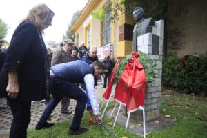 Στέφανος Κασσελάκης: Κατέθεσε στεφάνι στο μνημείο ΕΑΤ-ΕΣΑ &#8211; «Εδώ που δεν παραδόθηκε η Δημοκρατία»