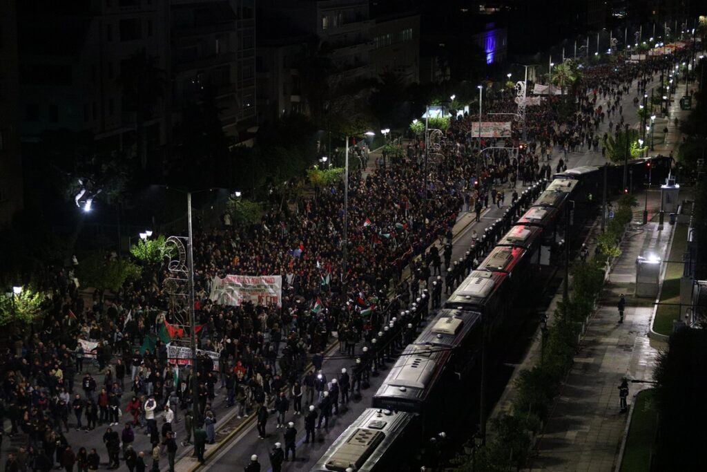 Επέτειος Πολυτεχνείου: Κορυφώθηκαν οι εκδηλώσεις –  Μαζική και ειρηνική η πορεία στην Αθήνα, ένταση και μολότοφ στη Θεσσαλονίκη