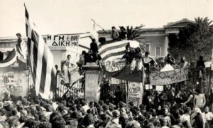 Πολυτεχνείο 1973 – Πέπη Ρηγοπούλου λίγο πριν ορμήσει το τανκ: «Το βλέπω να έρχεται. “Σας αγαπάω” φώναξα σκαρφαλωμένη στην πόρτα»