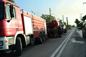 Φωτιά σε μάντρα αυτοκινήτων στο Κορωπί &#8211; Δύο τραυματίες