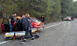 Λαμία: Αυτοκίνητο με 2χρονο παιδί εξετράπη, τραυματίστηκε η συνοδηγός και ο οδηγός (Video)