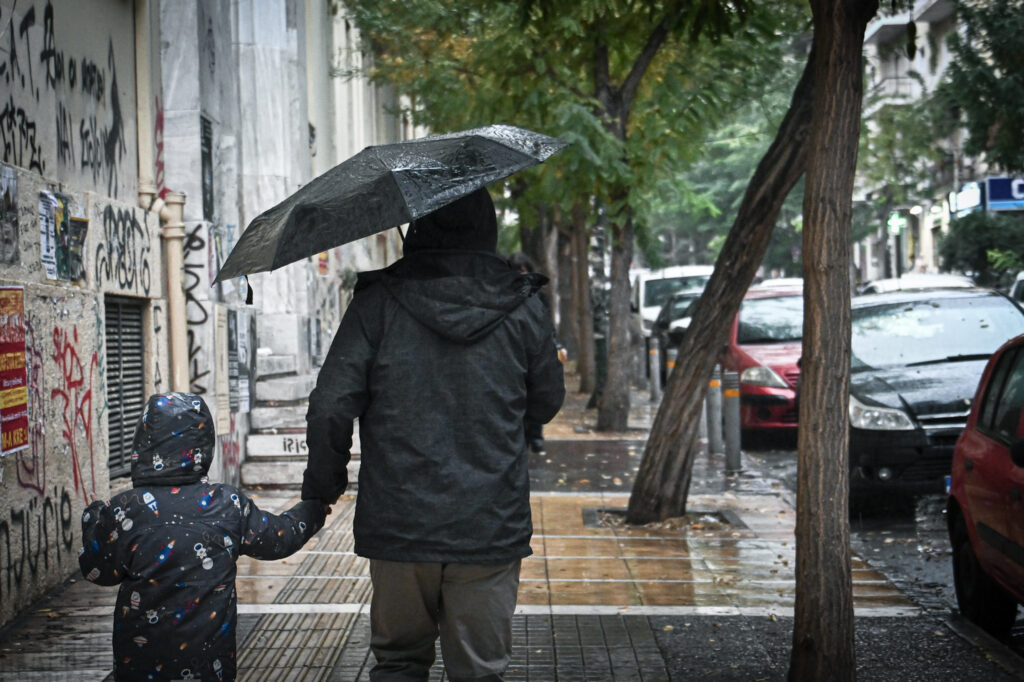 Καιρός: «Κυριακή με πανωφόρια» – Βουτιά έως και 10 βαθμών, βροχές και πολλά μποφόρ (LIVE)