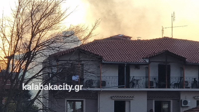 Φωτιά σε ξενοδοχείο στην Καλαμπάκα: Εκκενώνεται το κτίριο – Εικόνες από το σημείο