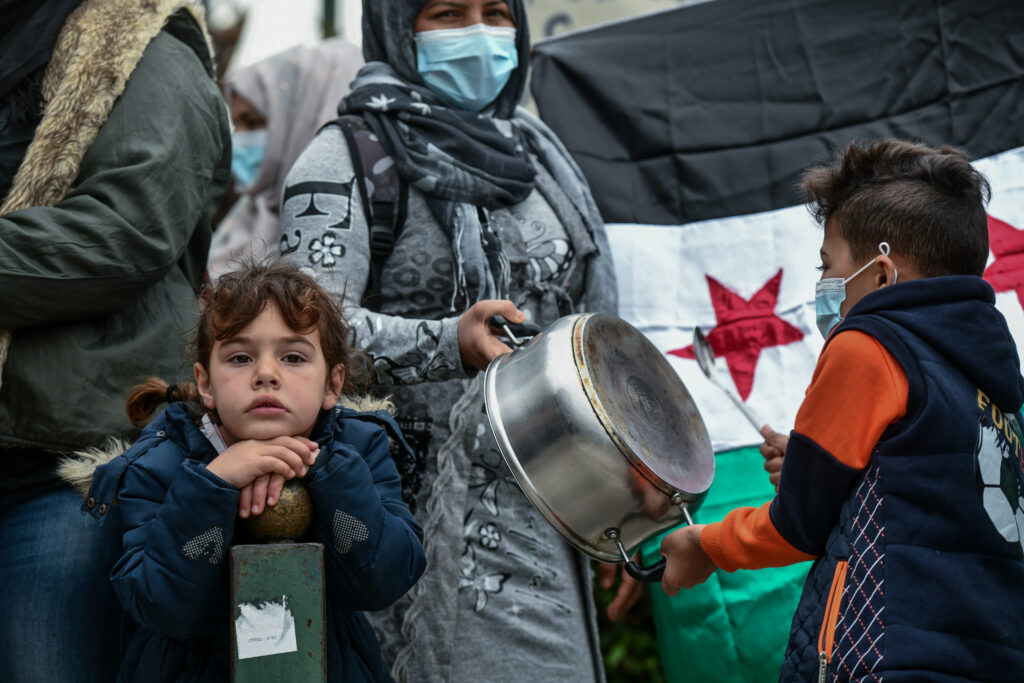 Μεταναστευτικό: Προετοιμάζουν το έδαφος για μαζικές επιστροφές Σύρων προσφύγων – Τι αλλάζει στην Υπηρεσία Ασύλου