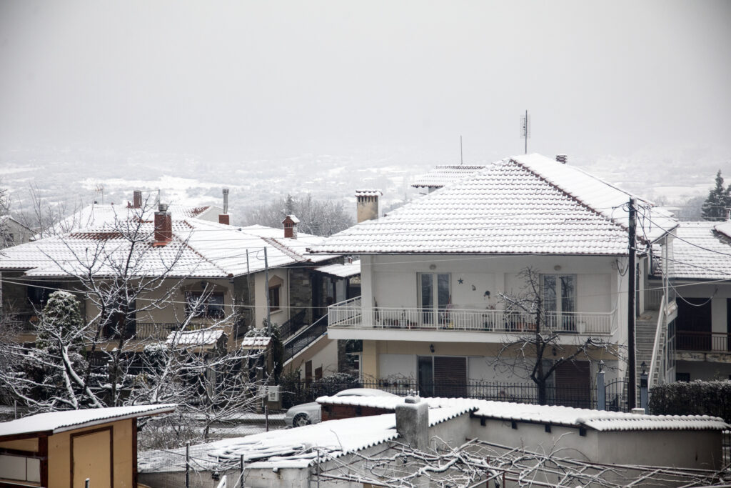 Θεσσαλονίκη: Χαμηλές θερμοκρασίες στα ορεινά – Αντιολισθητικές αλυσίδες σε τμήμα του οδικού δικτύου της Ημαθίας