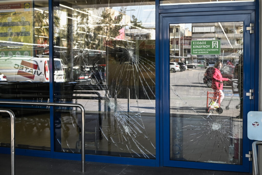 Μπαράζ επιθέσεων σε σούπερ μάρκετ στην Αττική – «Χτύπησαν» επτά καταστήματα μέσα σε 10 λεπτά (Video)