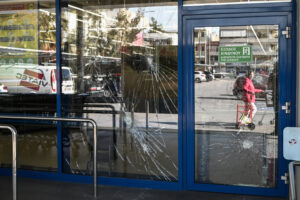 Μπαράζ επιθέσεων σε σούπερ μάρκετ στην Αττική &#8211; «Χτύπησαν» επτά καταστήματα μέσα σε 10 λεπτά (Video)