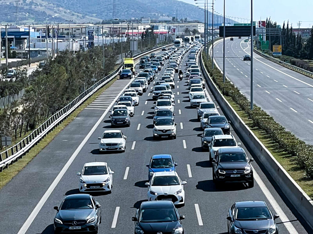 Χάος στην Αττική Οδό: Έπεσε τσιμέντο στον δρόμο – Κλειστές δυο λωρίδες, πολύ μεγάλες καθυστερήσεις