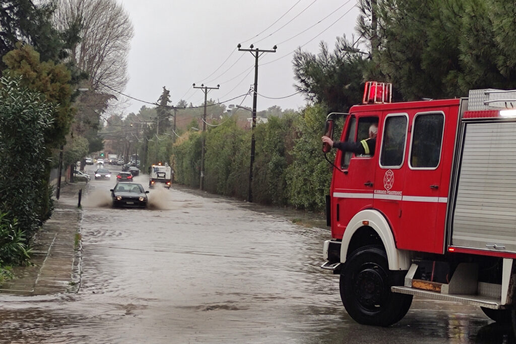 Διόνυσος: Εγκλωβισμένοι οδηγοί λόγω μεταφοράς φερτών υλικών από το βουνό