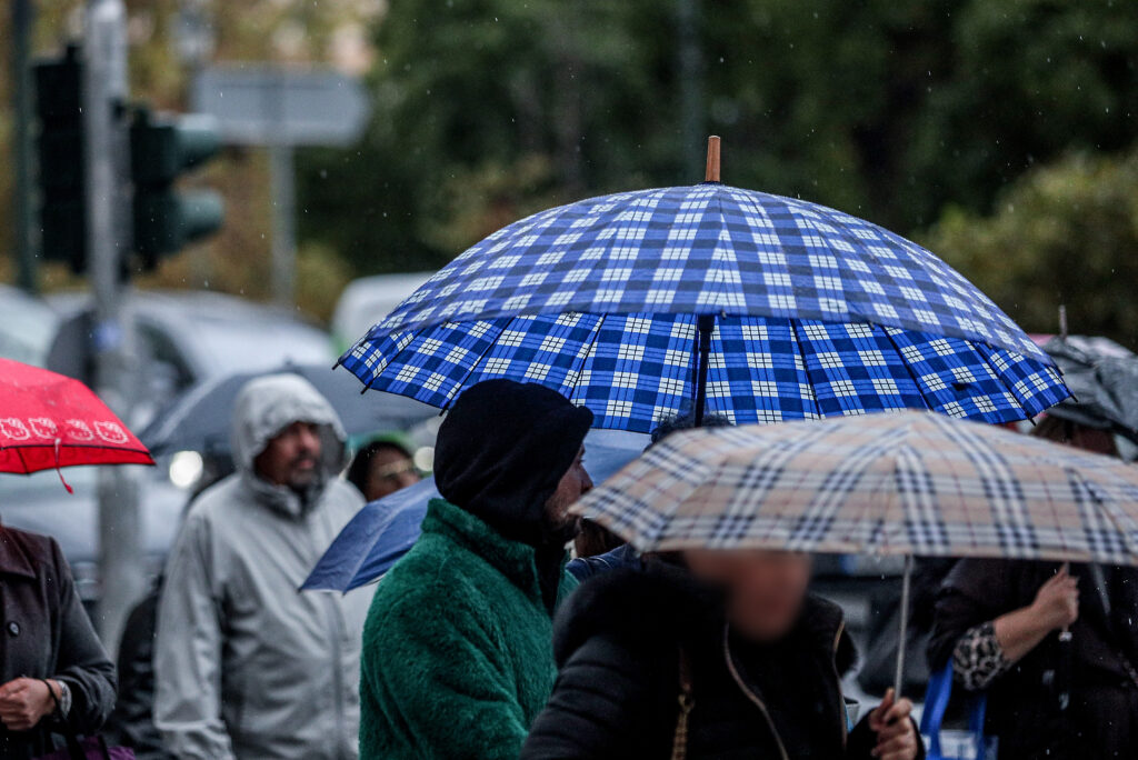 Καιρός: Νέο έκτακτο από ΕΜΥ – Ισχυρές βροχές και καταιγίδες από απόγευμα Σαββάτου – Τι προβλέπει για Κυριακή