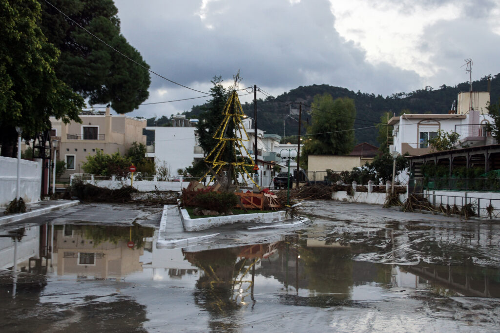 Καιρός: Σχεδόν 100 χιλιοστά βροχή πάλι στη Ρόδο, καταιγίδες από το πρωί σε Δυτικά – Ανατ. Αιγαίο