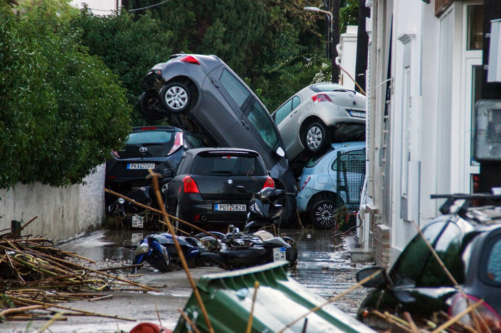 Ρόδος: Πρωτοφανείς εικόνες καταστροφής από την επέλαση της κακοκαιρίας Bora (Photos)