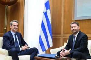 Συνάντηση Μητσοτάκη &#8211; Ανδρουλάκη με&#8230; «ντολμαδάκια» στη Βουλή