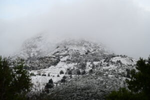 Νέο κύμα κακοκαιρίας – Στα λευκά η Ιπποκράτειος Πολιτεία, υποχρεωτικές οι αλυσίδες – Πού θα «χτυπήσουν» τα έντονα φαινόμενα