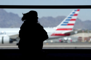 Η American Airlines καθηλώνει όλες τις πτήσεις στις ΗΠΑ