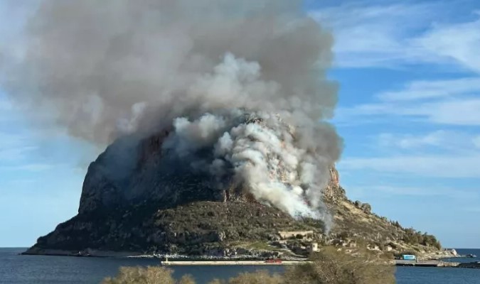 Φωτιά στη Μονεμβασιά (Photo)