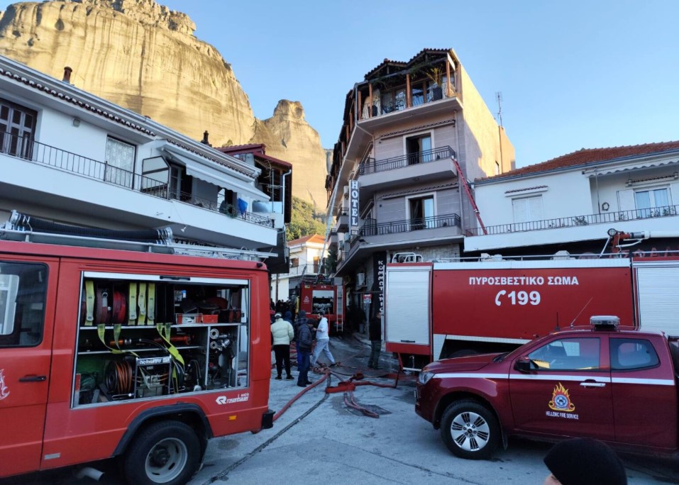 Καλαμπάκα: Νεκρός ο ιδιοκτήτης του ξενοδοχείου, πήδηξε από το μπαλκόνι για να σωθεί – Πώς ξεκίνησε η φωτιά (Video)