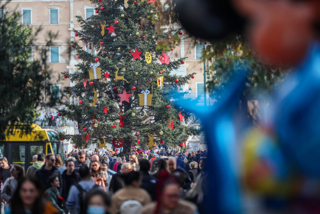 Εορταστικό ωράριο σε ισχύ από σήμερα – Ποιες ώρες θα λειτουργούν τα καταστήματα