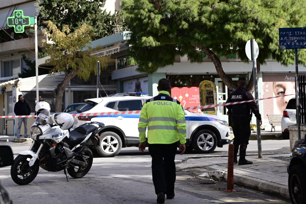 Προσωρινά κρατούμενοι οι Τούρκοι υπήκοοι που συνελήφθησαν στο κέντρο της Αθήνας με όπλα και ναρκωτικά