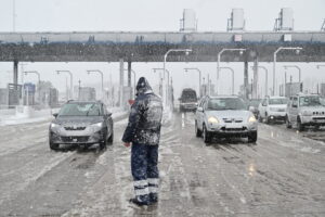 Αττική: Υποχρεωτικές οι αντιολισθητικές αλυσίδες από τις 22:00 &#8211; Διακοπή κυκλοφορίας βαρέων οχημάτων άνω των 3,5 τόνων