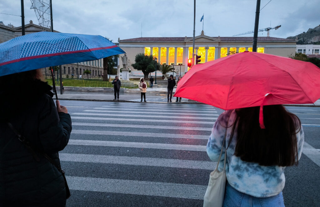 Καιρός: Πέφτει ο υδράργυρος – Πού αναμένονται βροχές (LIVE)