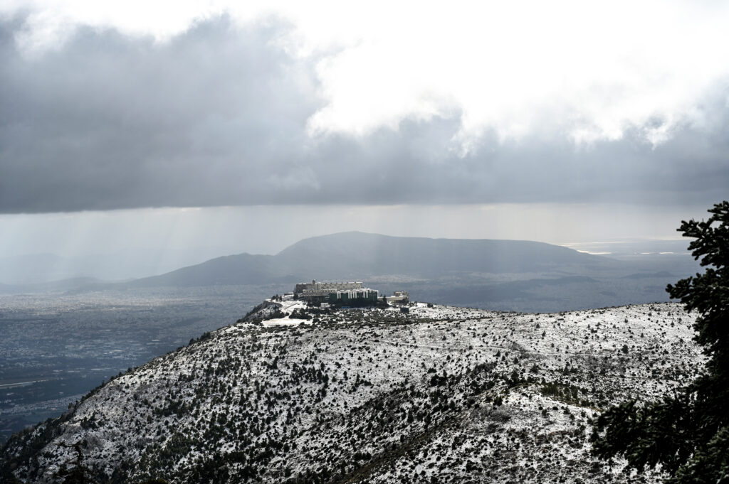 Καιρός: Χιόνια στην Πάρνηθα, ουρές χιλιομέτρων στην Αράχωβα – Η πρόγνωση της ΕΜΥ για τις επόμενες ημέρες (Photos – Videos)